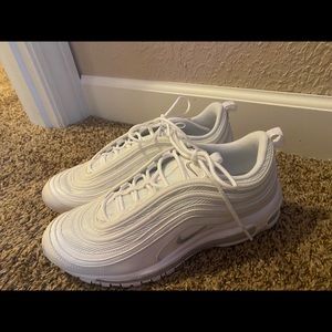 Air maxes women’s shoe!